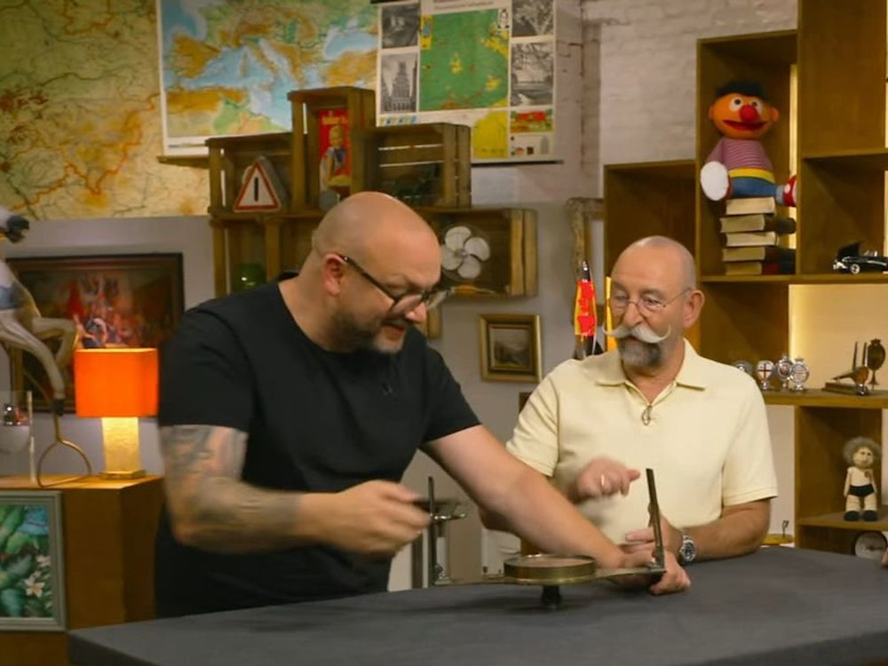 Bevor die „Bares für Rares“-Expertise so richtig begann, kriegten sich Horst Lichter und Experte Sven Deutschmanek in die Haare. (Bild: ZDF)