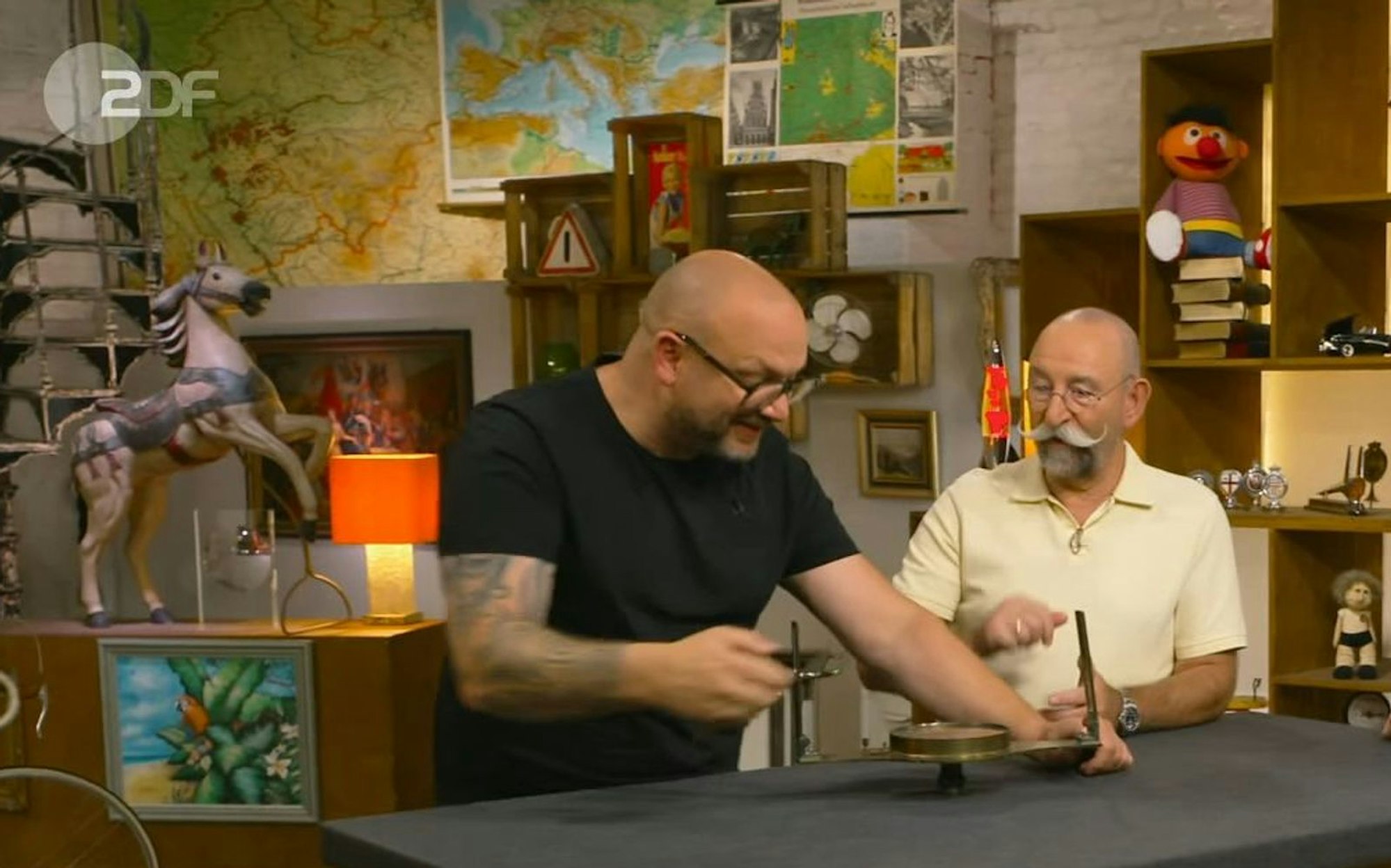 Bevor die „Bares für Rares“-Expertise so richtig begann, kriegten sich Horst Lichter und Experte Sven Deutschmanek in die Haare. (Bild: ZDF)