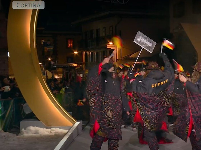 Ein Teil der deutschen Delegation läuft bei der olympischen Eröffnungsfeier im Ort Cortina d’Ampezzo ein.