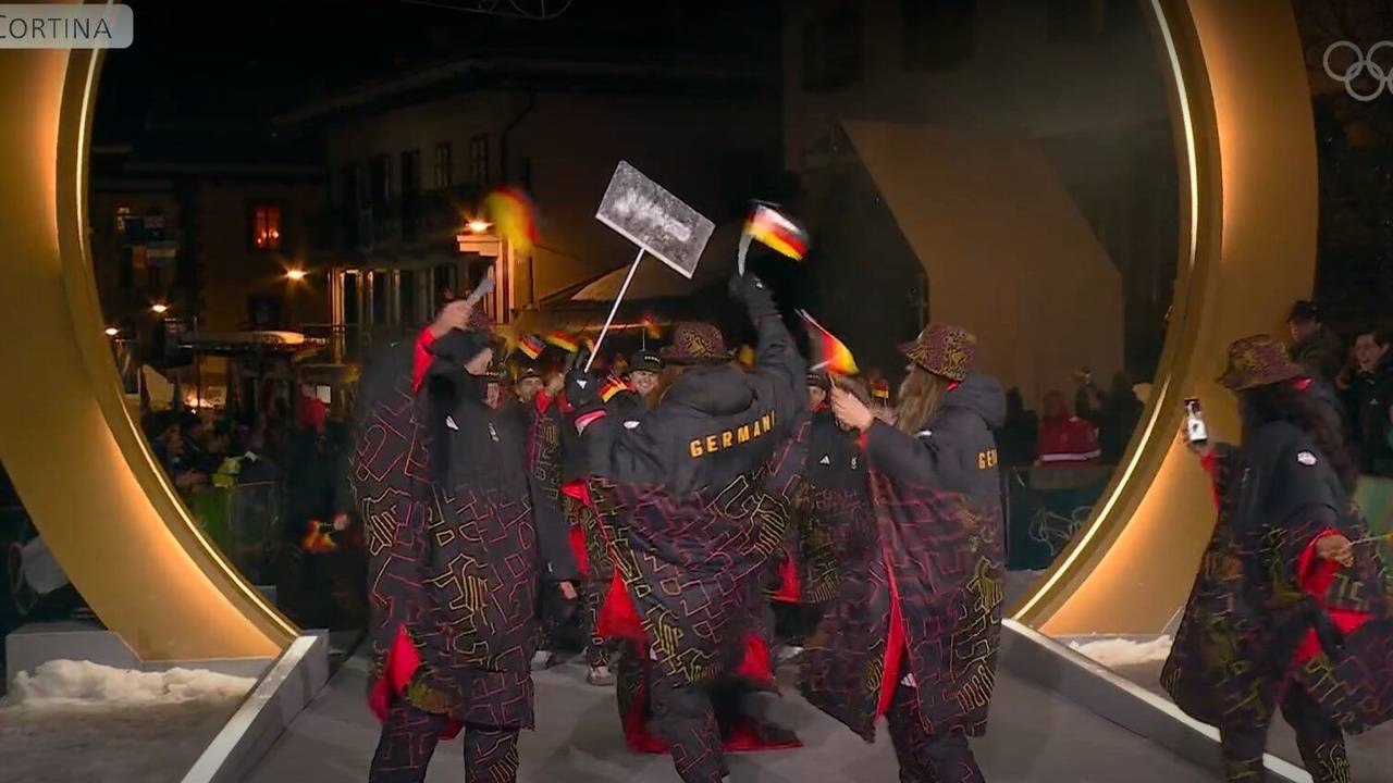 Ein Teil der deutschen Delegation läuft bei der olympischen Eröffnungsfeier im Ort Cortina d’Ampezzo ein.