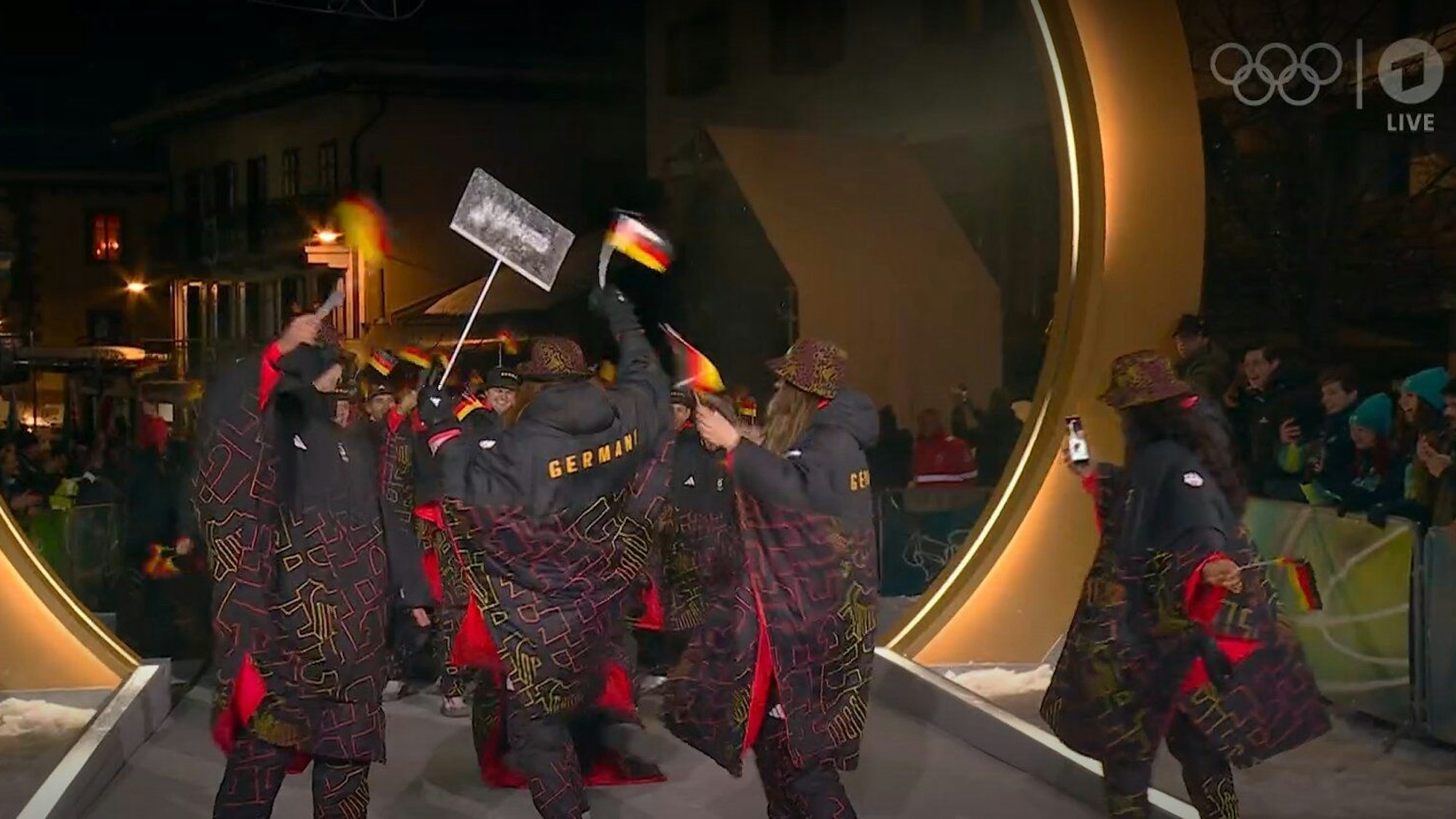 Ein Teil der deutschen Delegation läuft bei der olympischen Eröffnungsfeier im Ort Cortina d’Ampezzo ein.