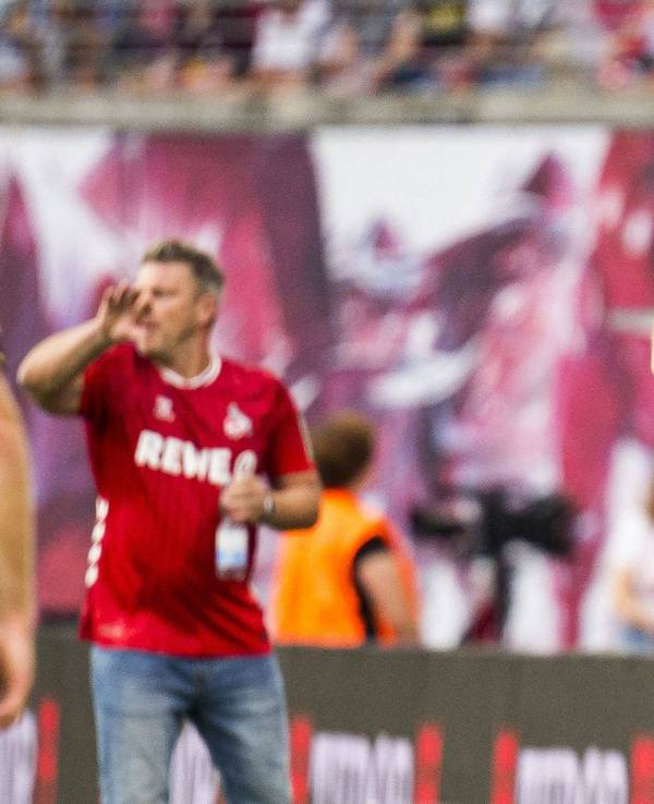 Ole Werner klatscht bei einem Spiel von RB Leipzig in die Hände.