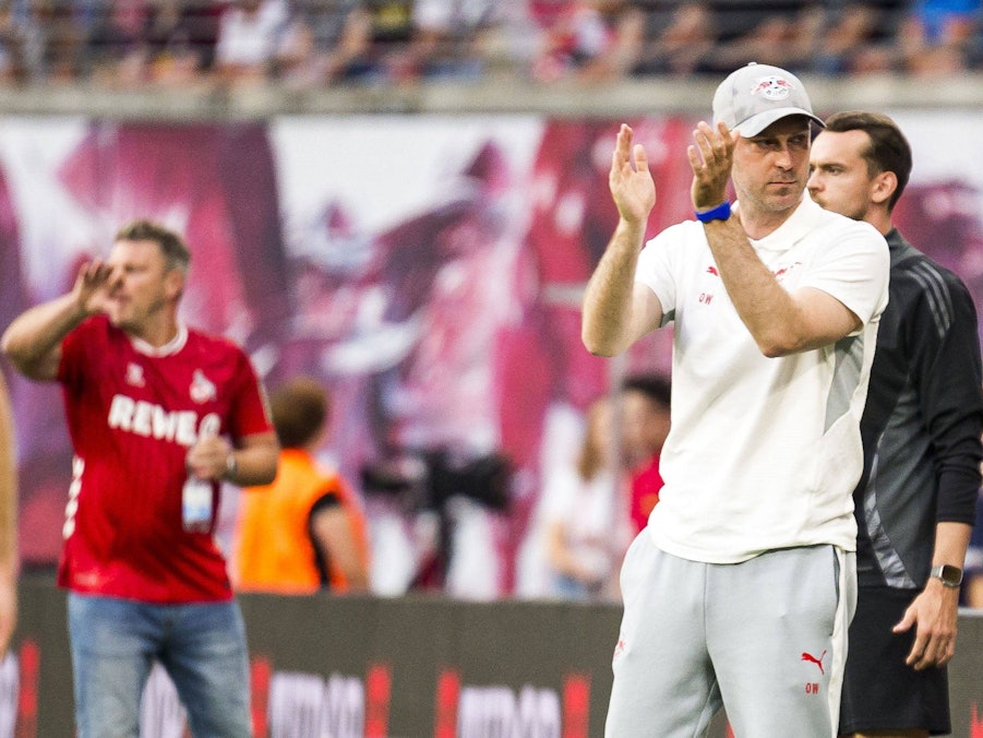Ole Werner klatscht bei einem Spiel von RB Leipzig in die Hände.