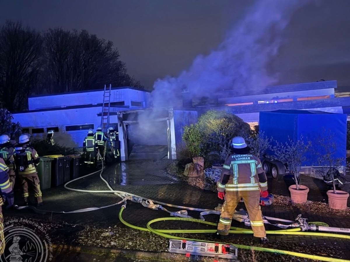 Feuerwehr Lohmar bei Garagenbrand im Einsatz.