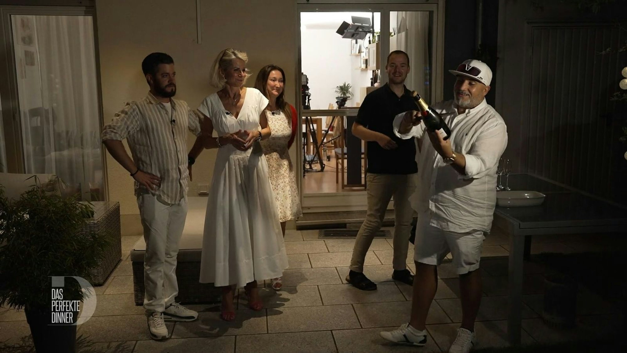 Zur Feier des Finales säbelt Musti eine Flasche Champagner.
(Bild: RTL)