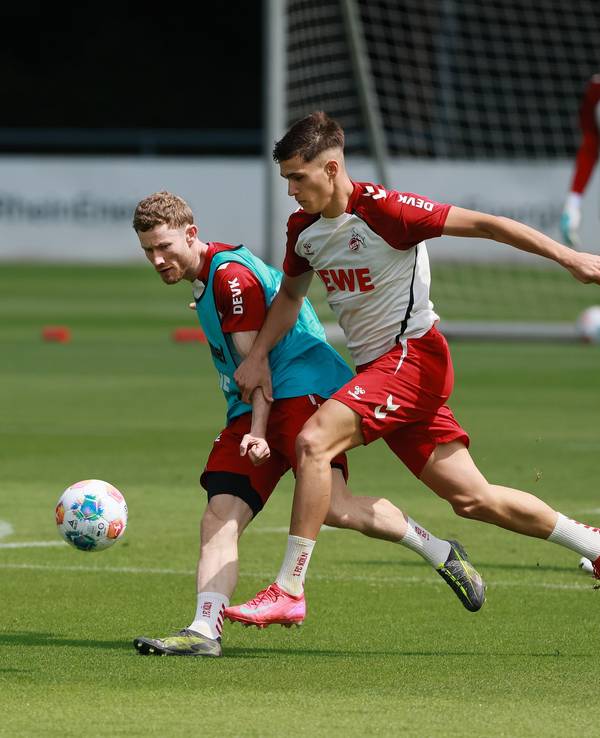 Emin Kujovic und Florian Kainz im FC-Training im Zweikampf. Im Hintergrund schaut Imad Rondic zu.