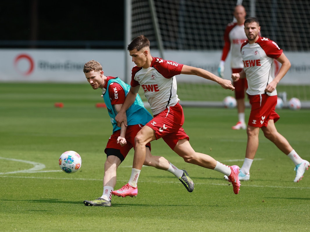 Emin Kujovic und Florian Kainz im FC-Training im Zweikampf. Im Hintergrund schaut Imad Rondic zu.