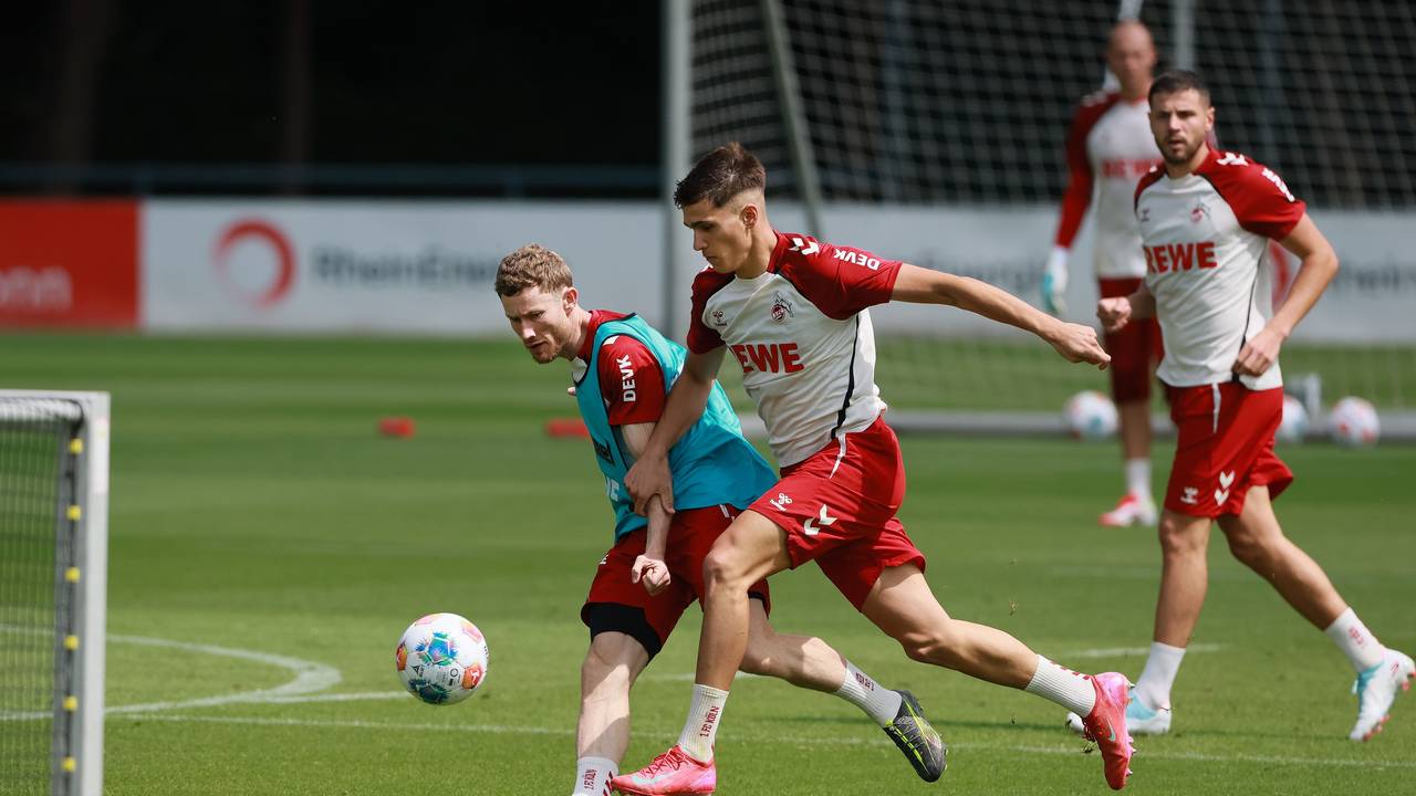 Emin Kujovic und Florian Kainz im FC-Training im Zweikampf. Im Hintergrund schaut Imad Rondic zu.