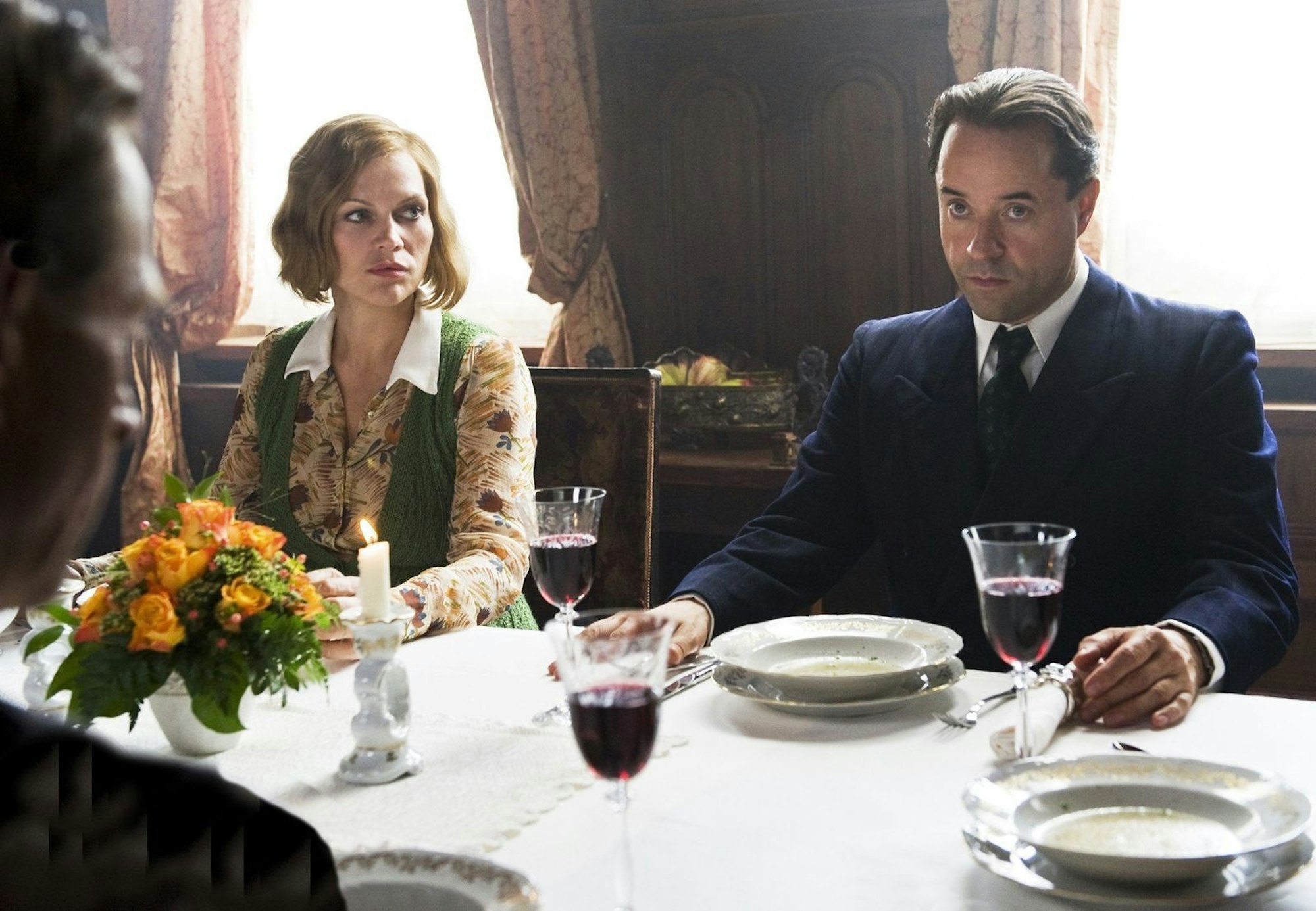 Die großbürgerliche Henny (Anna Loos) hat ihren neuen Freund Albert Goldmann (Jan Josef Liefers) nach Hause eingeladen - wo latent antisemititsche Stimmung herrscht. (Bild: ZDF / ARD Degeto / UFA Filmproduktion / J. Terjung)