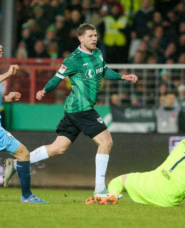 Imad Rondic (M.) erzielt gegen Noah Loosli (l.) und Torwart Timo Horn sein Tor zum 1:0.