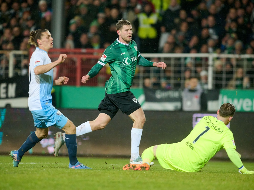 Imad Rondic (M.) erzielt gegen Noah Loosli (l.) und Torwart Timo Horn sein Tor zum 1:0.