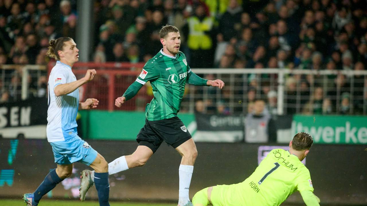 Imad Rondic (M.) erzielt gegen Noah Loosli (l.) und Torwart Timo Horn sein Tor zum 1:0.