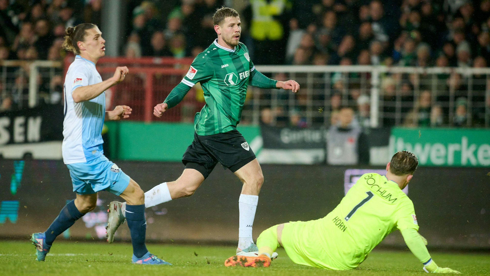 Imad Rondic (M.) erzielt gegen Noah Loosli (l.) und Torwart Timo Horn sein Tor zum 1:0.