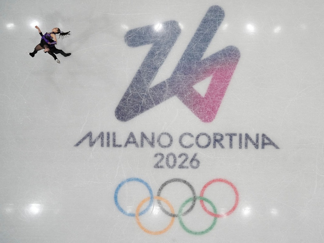 06.02.2026, Italien, Mailand: Olympia, Olympische Winterspiele Mailand Cortina 2026, Eiskunstlauf, Team, Kurzprogramm Eistanz, Utana Yoshida und Masaya Morita aus Japan laufen auf dem Eis neben den Olympischen Ringen. Foto: Bernat Armangue/AP/dpa +++ dpa-Bildfunk +++