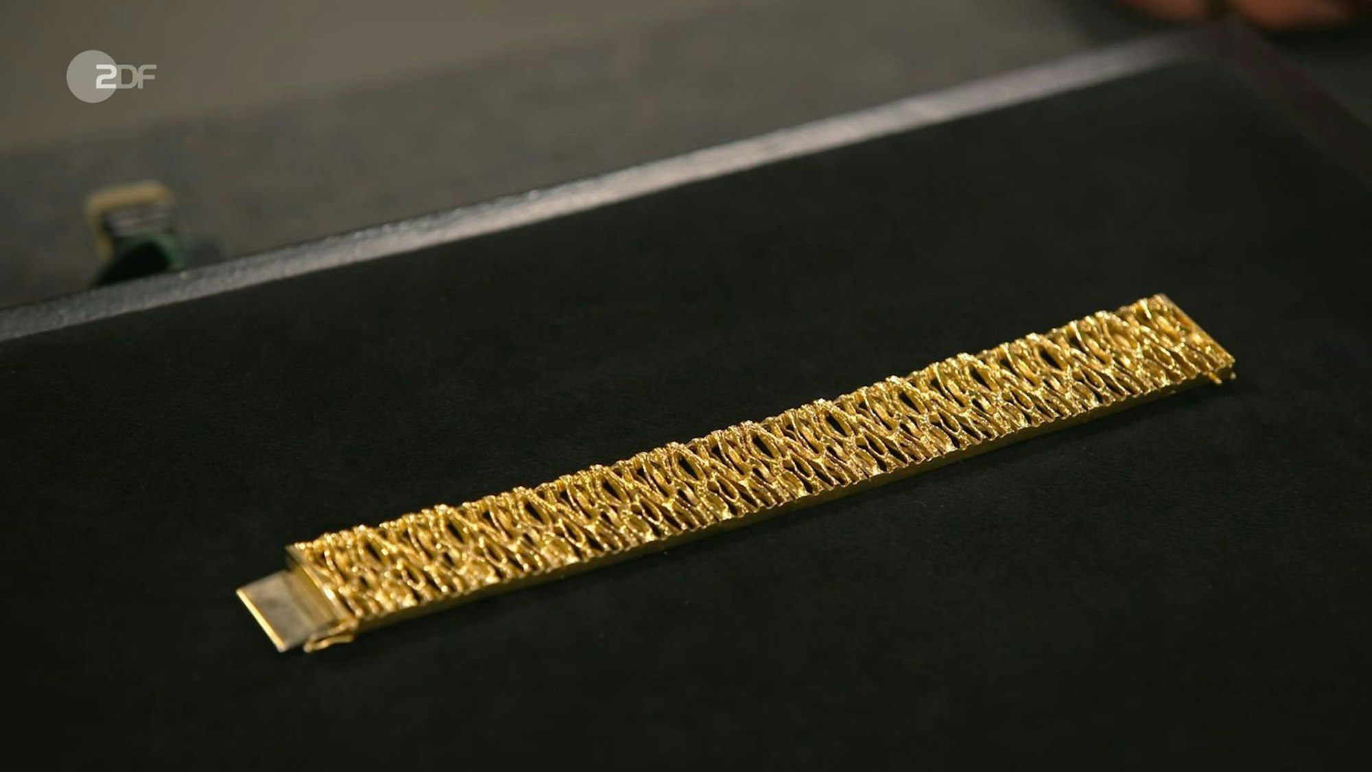 Das Goldarmband aus den 1970er-Jahren wurde nach dem Vorbild von Lapponia gestaltet und war 7.000 bis 8.000 Euro wert. Den Wunschpreis der Verkäuferin wollte niemand zahlen, also nahm sie ihr Schmuckstück wieder mit.
(Bild: ZDF)