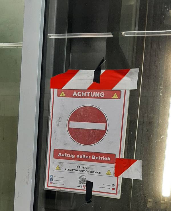 Der kaputte Fahrstuhl an der KVB-Haltestelle Kalk Post.