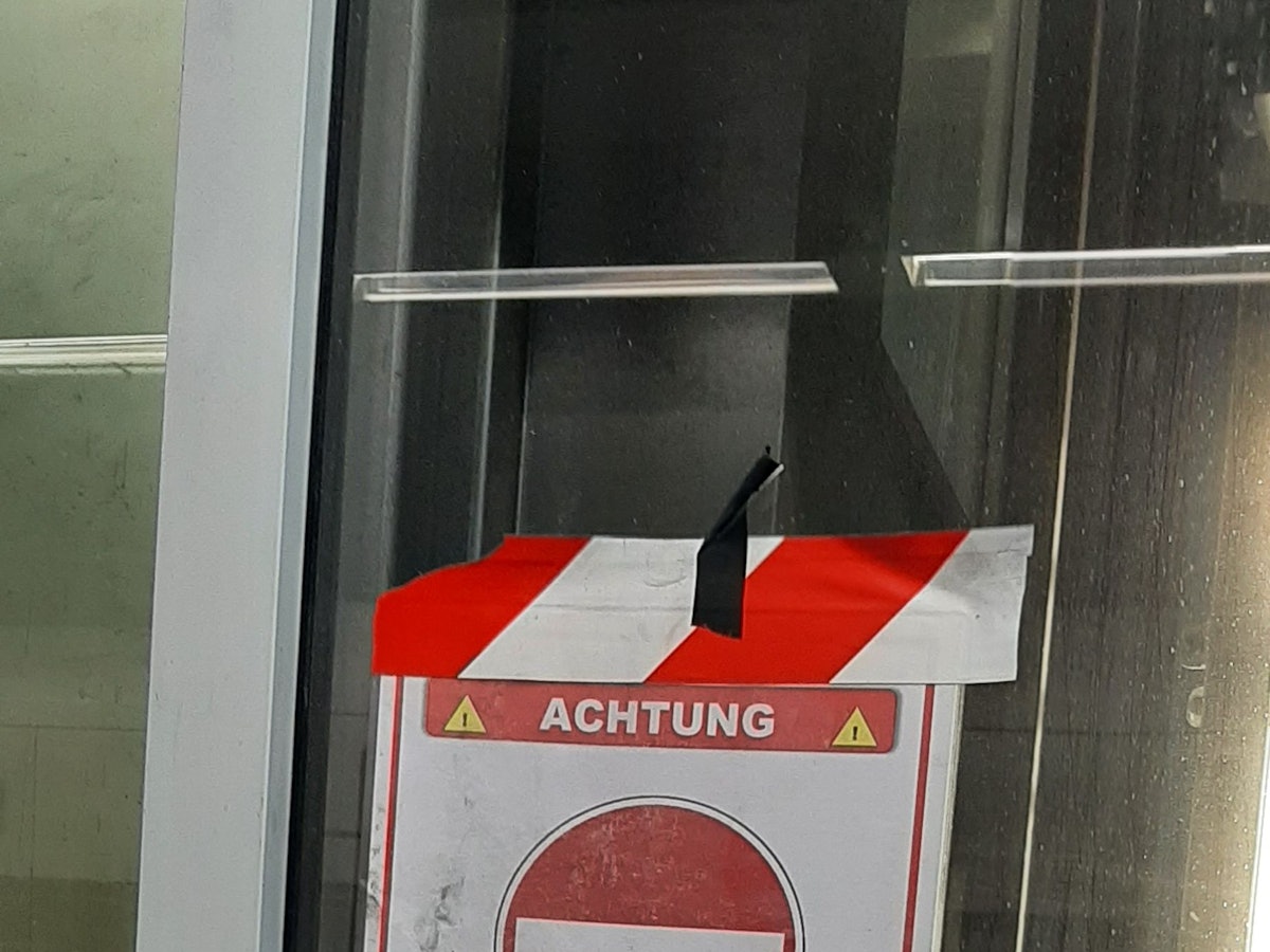 Der kaputte Fahrstuhl an der KVB-Haltestelle Kalk Post.