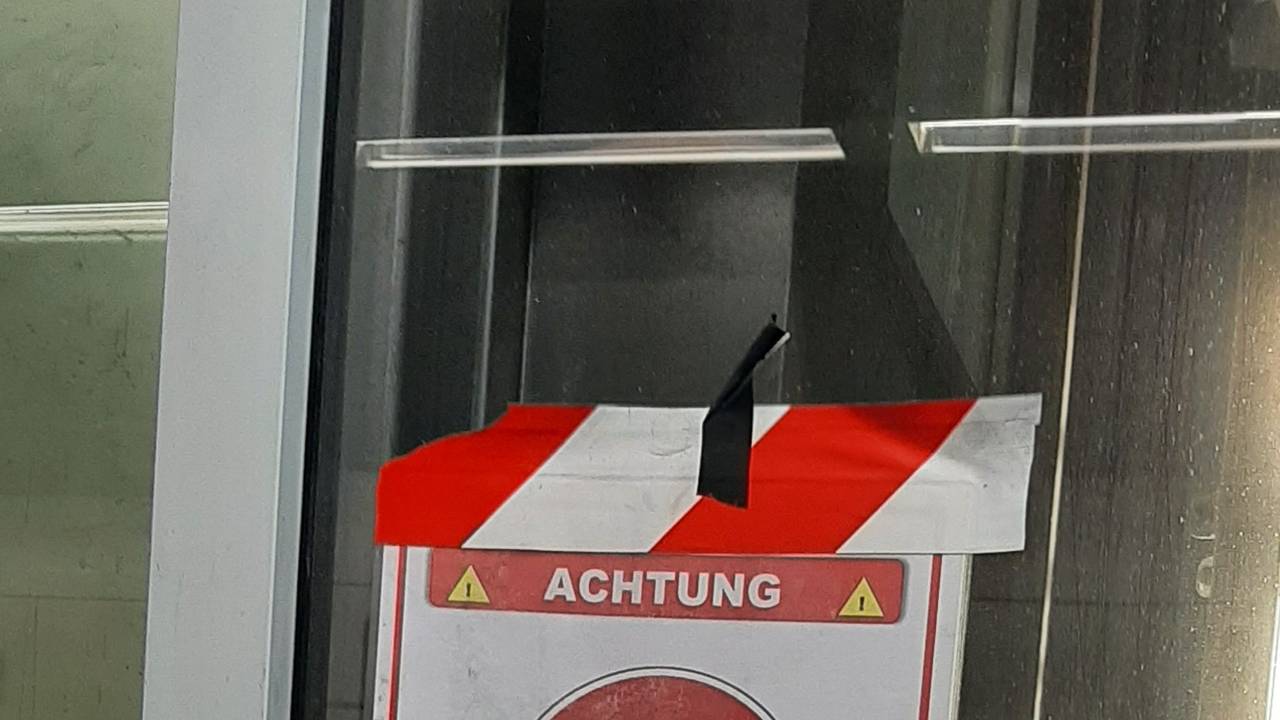 Der kaputte Fahrstuhl an der KVB-Haltestelle Kalk Post.