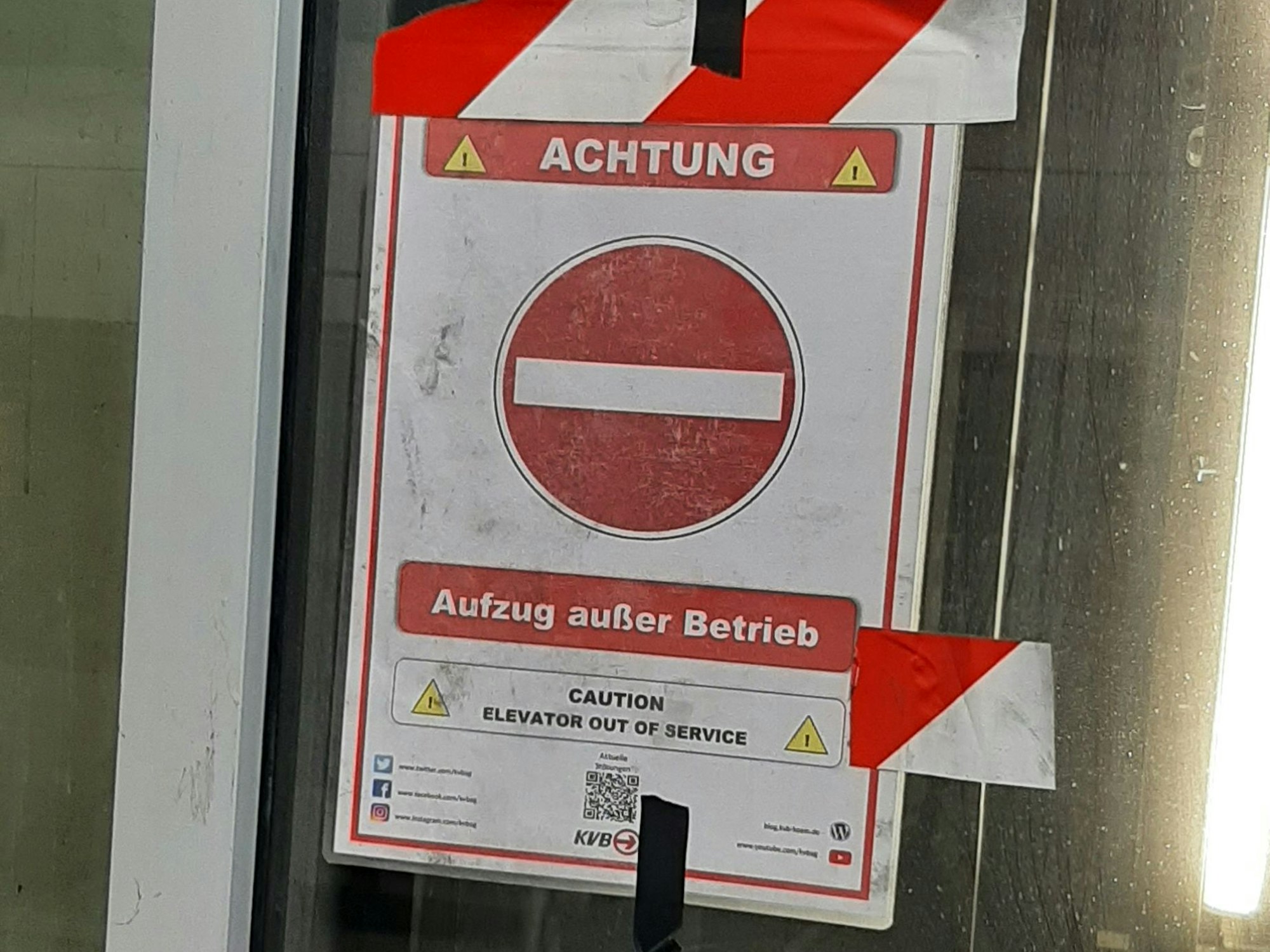Der kaputte Fahrstuhl an der KVB-Haltestelle Kalk Post.
