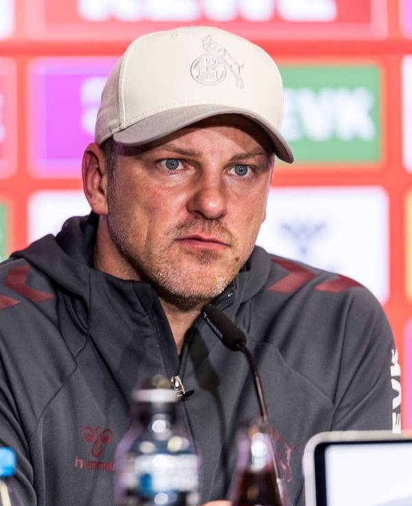 Trainer Lukas Kwasniok muss beim 1. FC Köln umplanen, da vor dem Spiel gegen RB Leipzig zahlreiche Spieler verletzt sind.