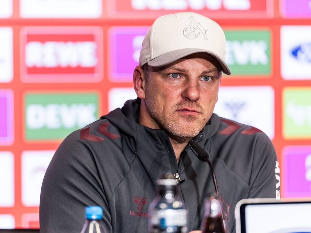 Trainer Lukas Kwasniok muss beim 1. FC Köln umplanen, da vor dem Spiel gegen RB Leipzig zahlreiche Spieler verletzt sind.