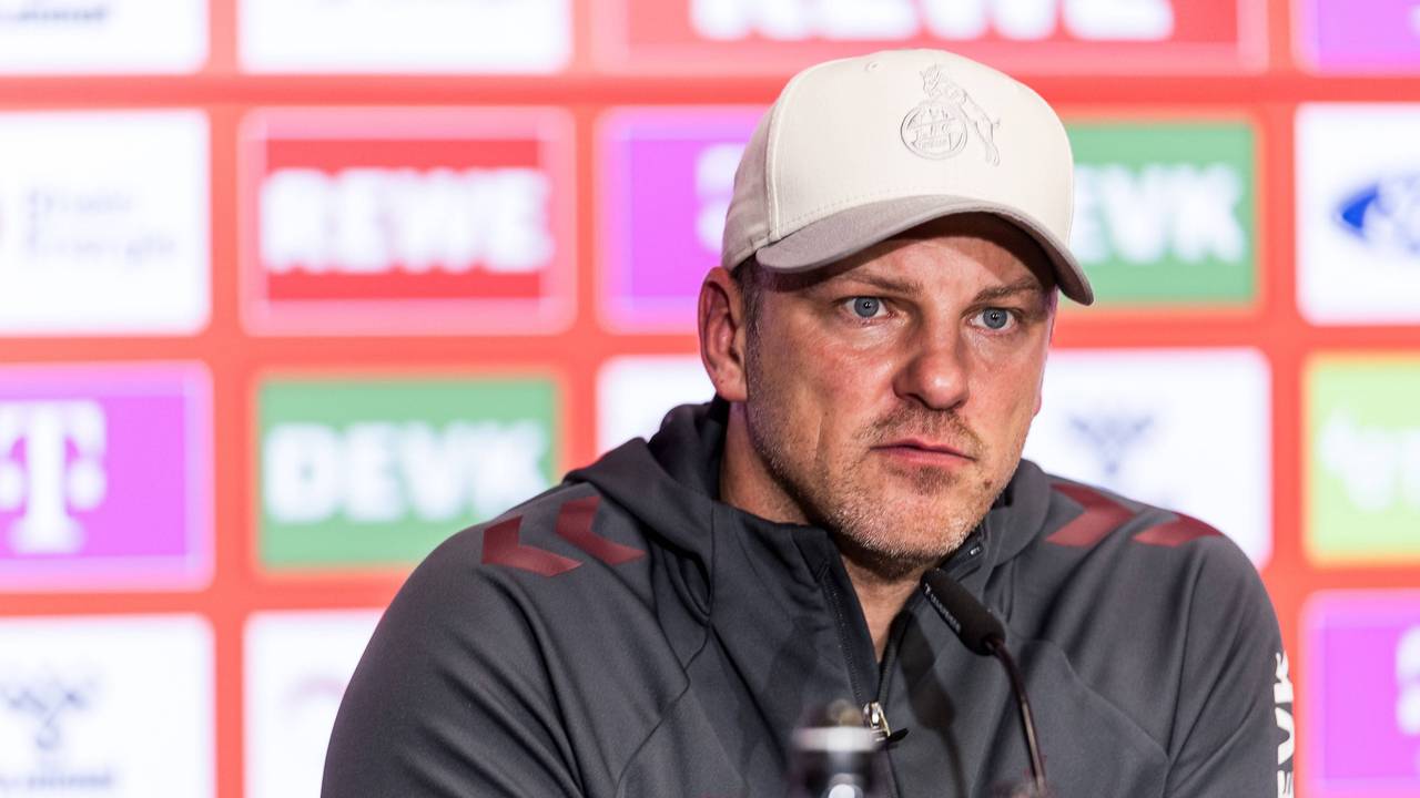 Trainer Lukas Kwasniok muss beim 1. FC Köln umplanen, da vor dem Spiel gegen RB Leipzig zahlreiche Spieler verletzt sind.