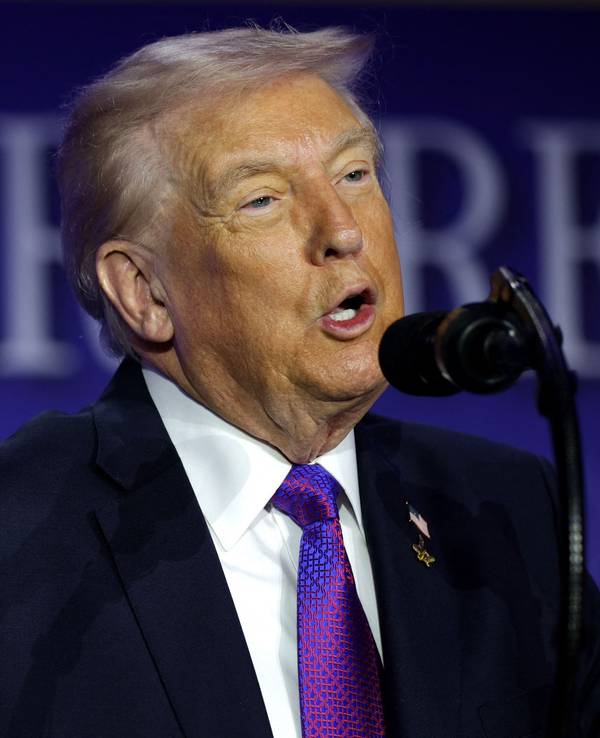US-Präsident Donald Trump spricht in ein Mikrofon