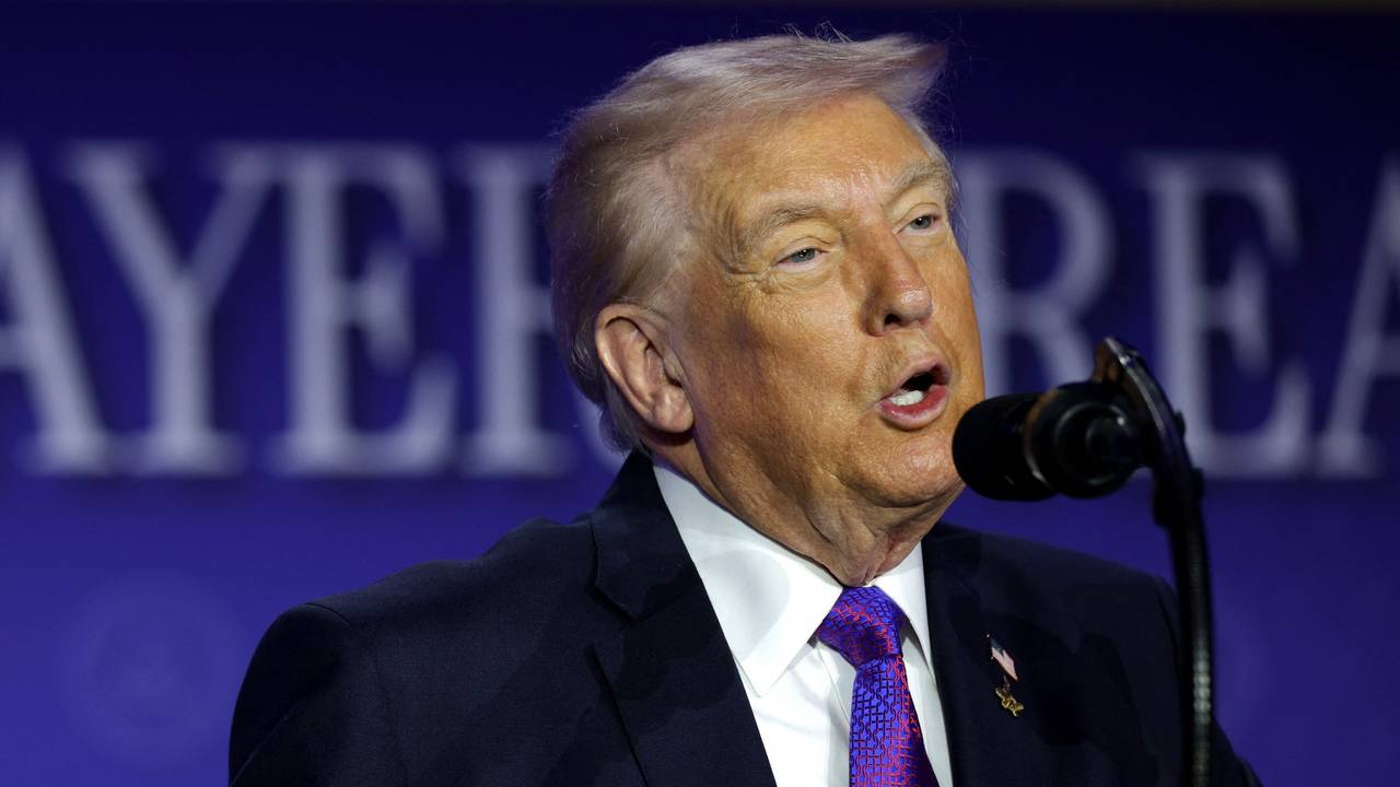 US-Präsident Donald Trump spricht in ein Mikrofon