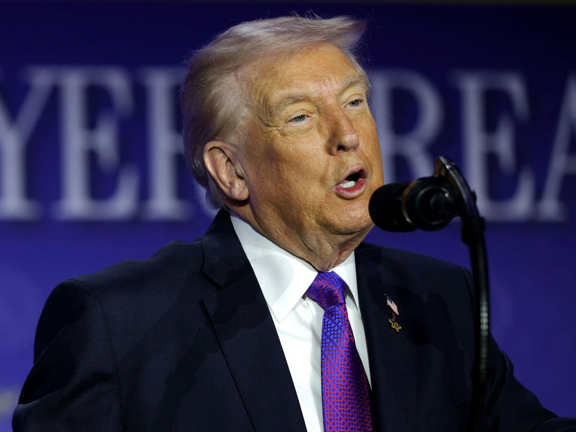 US-Präsident Donald Trump spricht in ein Mikrofon