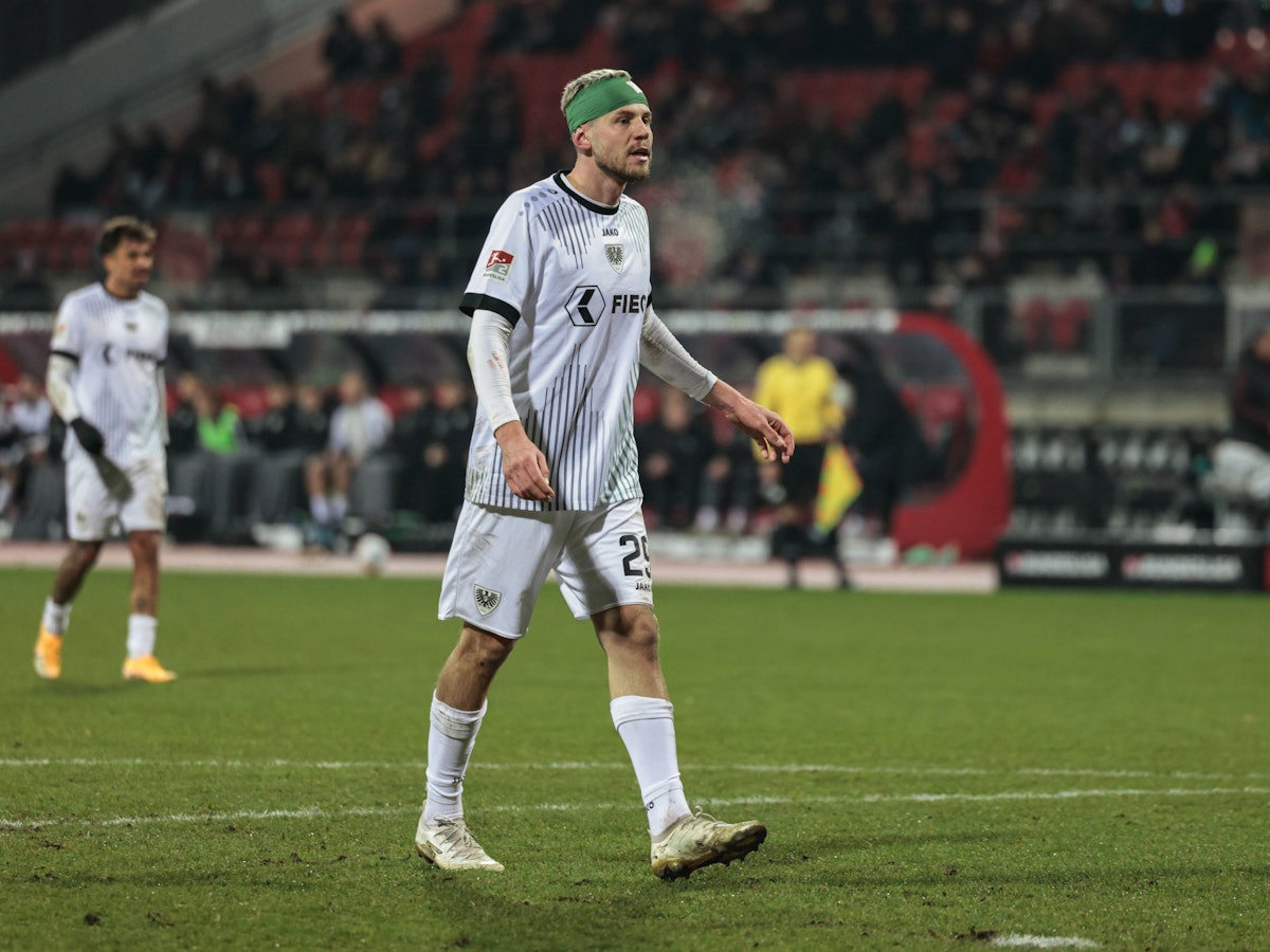 FC-Leihgabe Imad Rondic trägt bei einem Spiel einen Verband am Kopf.