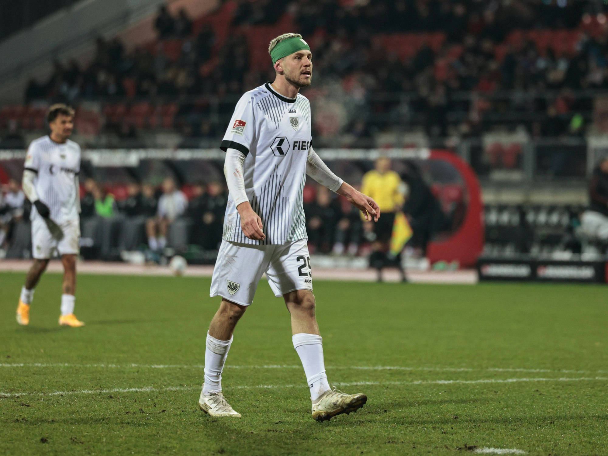 FC-Leihgabe Imad Rondic trägt bei einem Spiel einen Verband am Kopf.