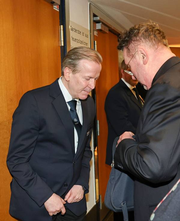Christoph Kuckelkorn als Sicherheitsmitarbeiter.