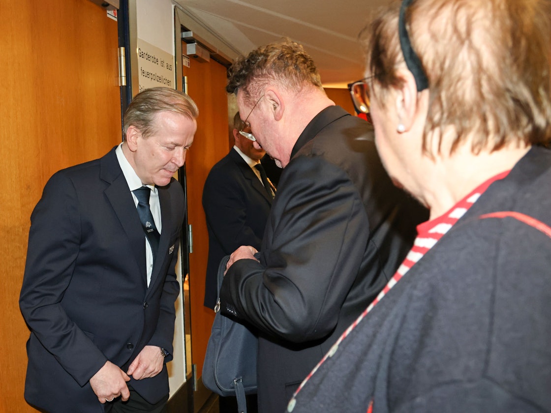 Christoph Kuckelkorn als Sicherheitsmitarbeiter.