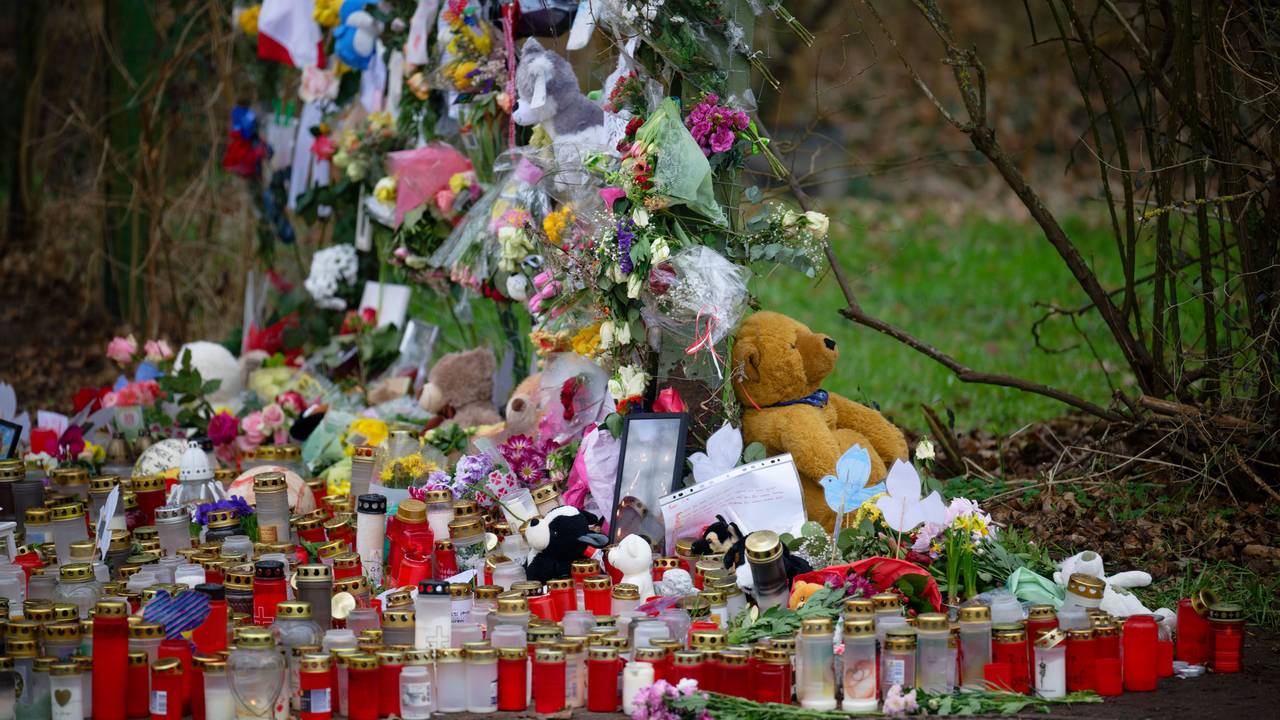 Kerzen, Kuscheltiere und Briefe liegen an einer Gedenkstätte für den getöteten Yosef in der Nähe des Tatortes.