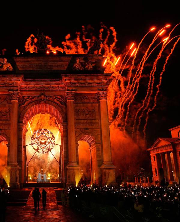 Ein Feuerwerk am Arco della Pace.