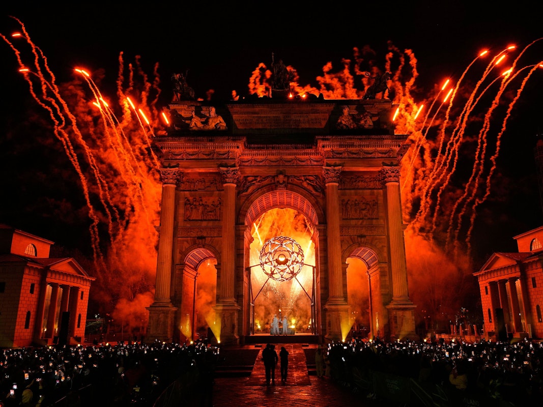 Ein Feuerwerk am Arco della Pace.