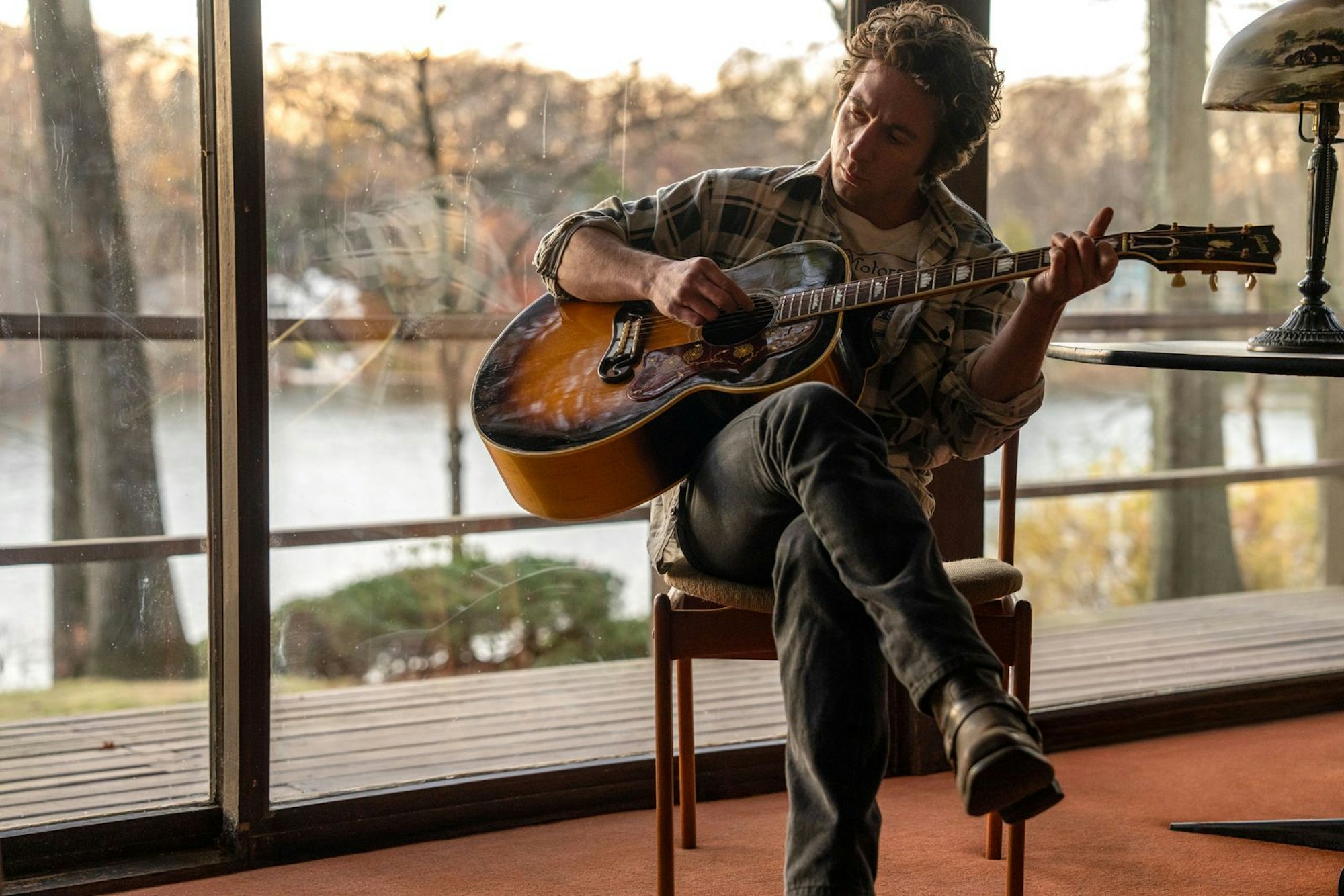 Große Aufgabe: Jeremy Allen White, bekannt für die preisgekrönte Dramedy-Serie „The Bear“, schlüpft in „Springsteen: Deliver Me From Nowhere“ in die Rolle von Bruce Springsteen. (Bild: Leonine/ 2026 20th Century Studios)