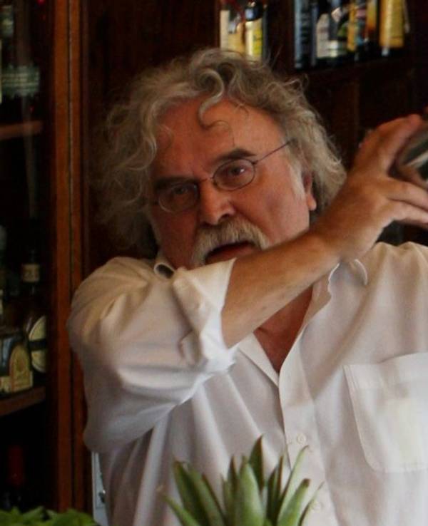 Das Foto von 2011 zeigt Prof. Dr. Hans Langnickel im „Barfly“ hinter der Theke.