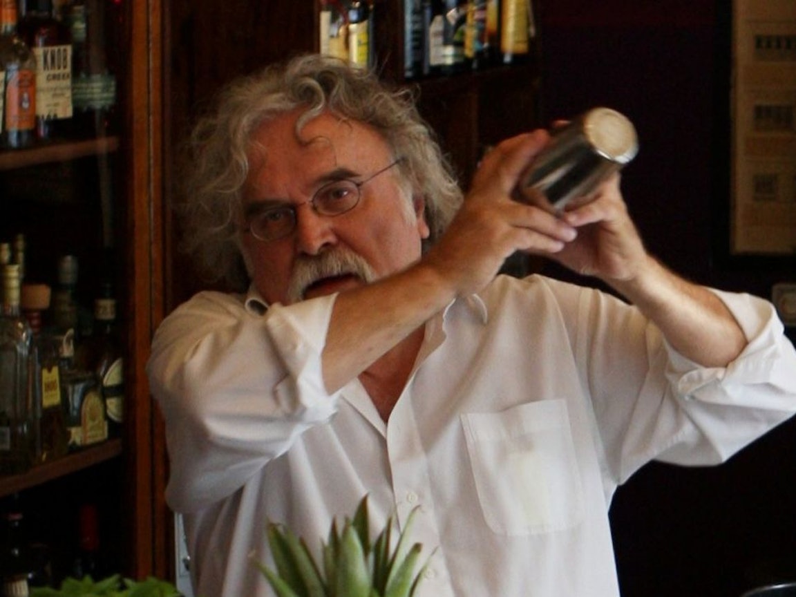 Das Foto von 2011 zeigt Prof. Dr. Hans Langnickel im „Barfly“ hinter der Theke.