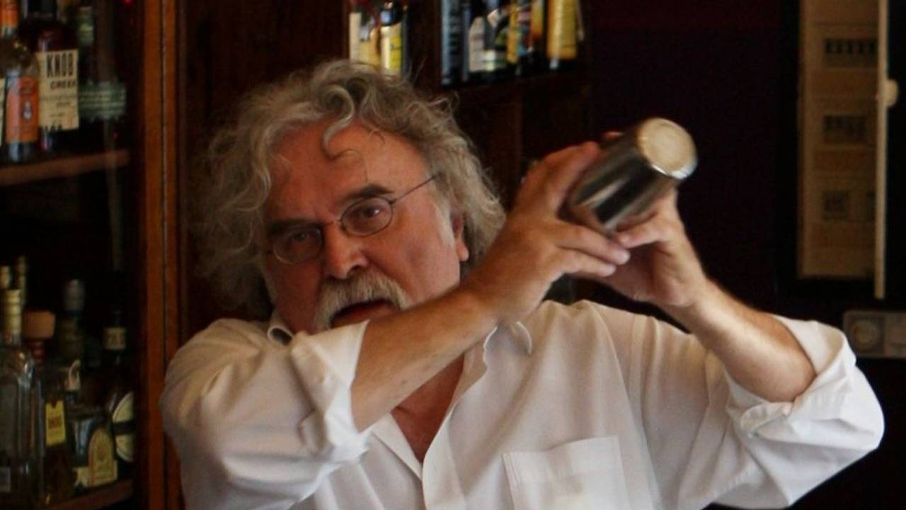 Das Foto von 2011 zeigt Prof. Dr. Hans Langnickel im „Barfly“ hinter der Theke.