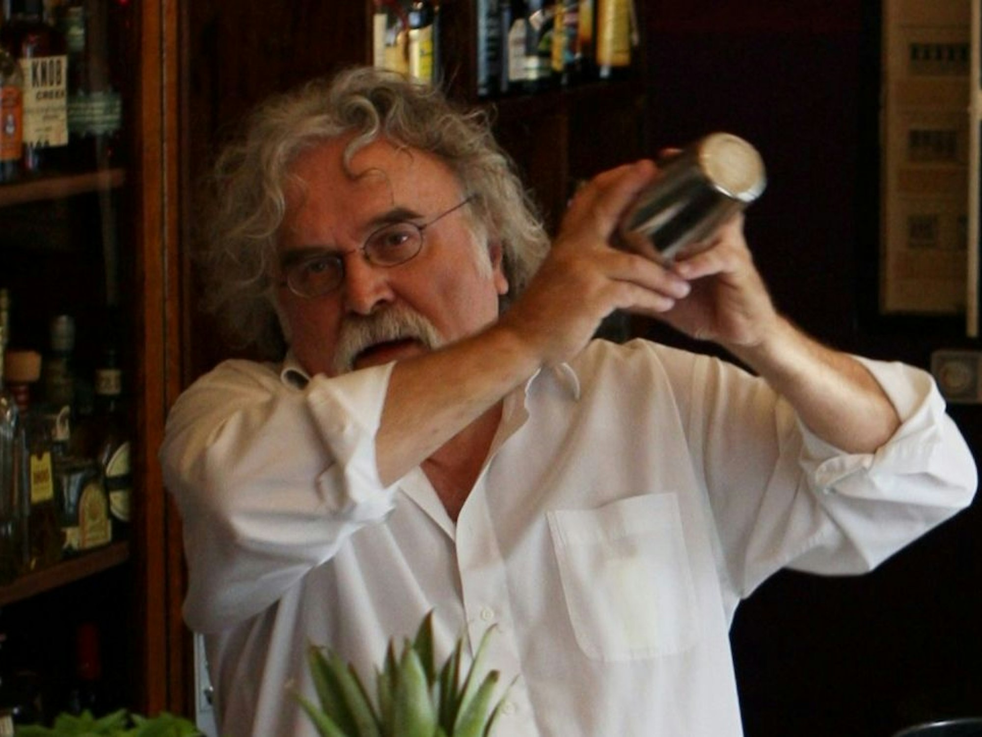 Das Foto von 2011 zeigt Prof. Dr. Hans Langnickel im „Barfly“ hinter der Theke.