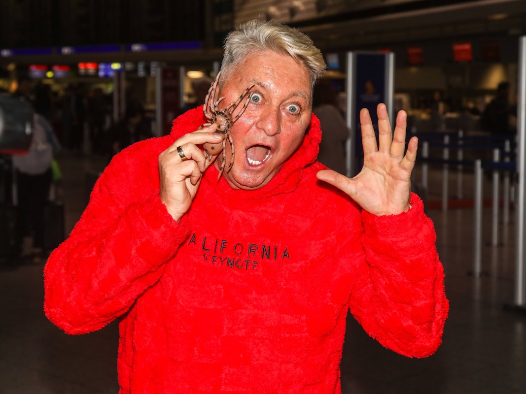 Hubert Fella in rotem Pullover mit Spinne.