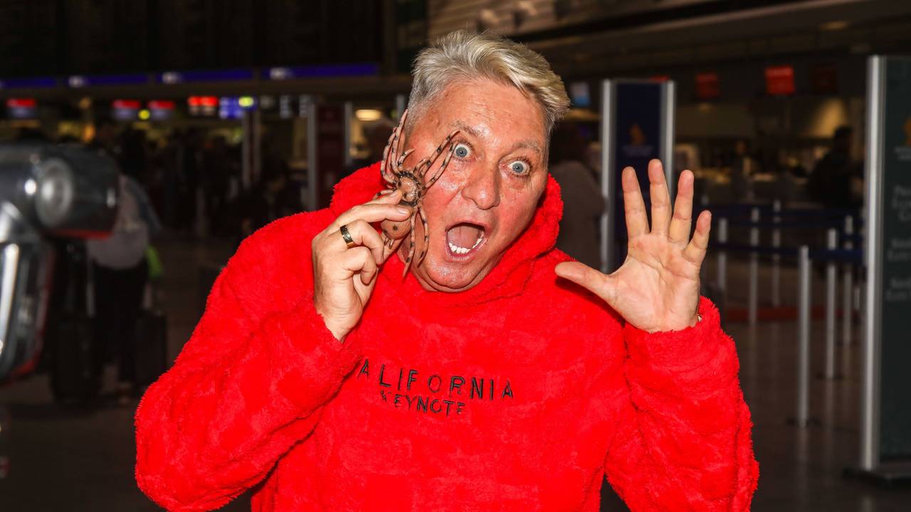 Hubert Fella in rotem Pullover mit Spinne.