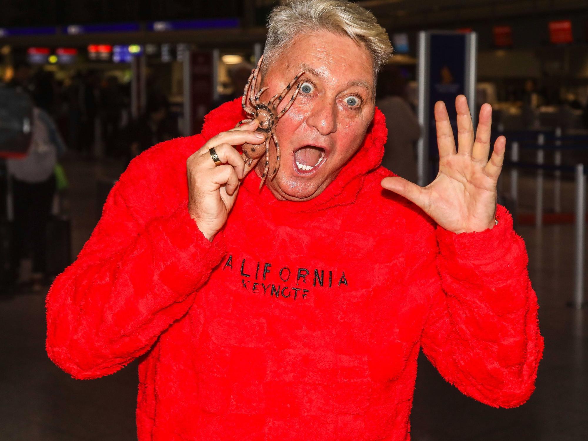 Hubert Fella in rotem Pullover mit Spinne.