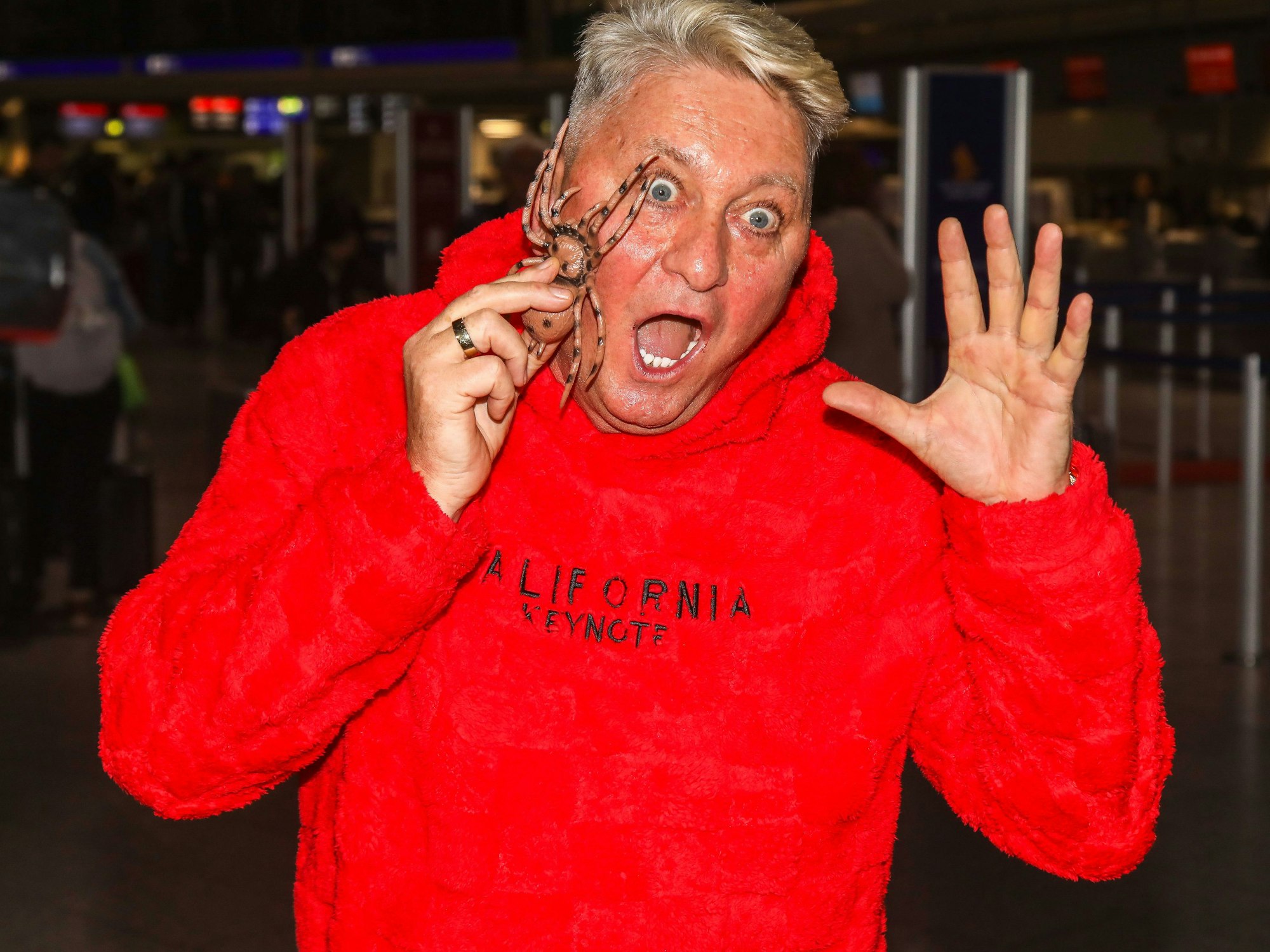 Hubert Fella in rotem Pullover mit Spinne.