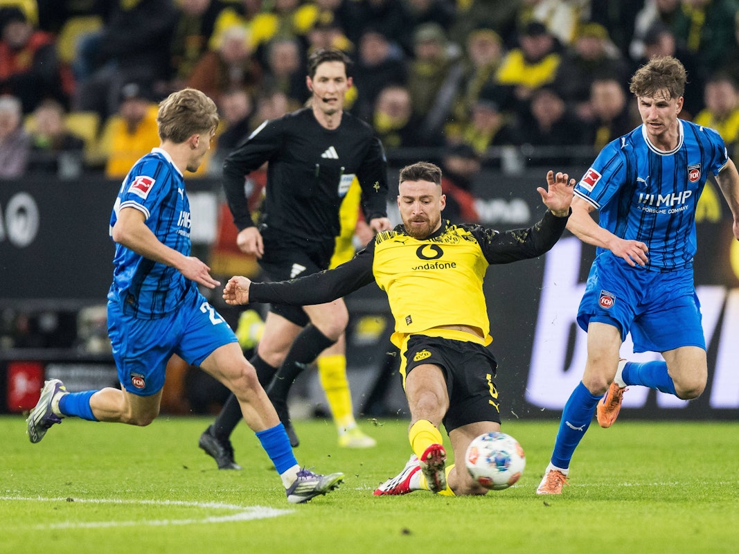 Salih Özcan grätscht gegen Hennes Behrens und Jan Schöppner.