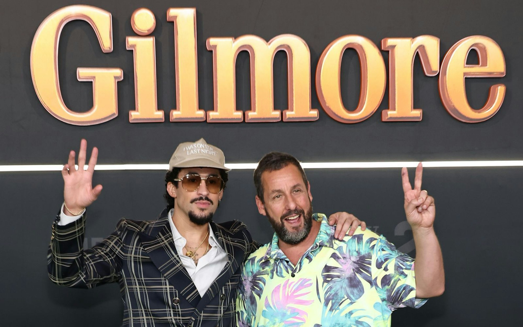 In Adam Sandlers Film „Happy Gilmore 2“ versuchte sich Bad Bunny als Schauspieler - hier ist er gemeinsam mit Sandler bei der Premiere in New York City zu sehen. (Bild: 2025 Getty Images/Jamie McCarthy)