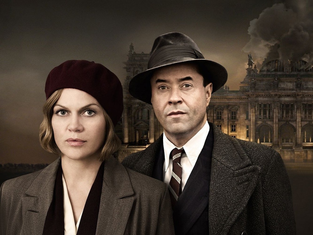 Historische Montage in „Nacht über Berlin“: Anna Loos und Jan Josef Liefers spielen die Barsängerin Henny Dallgow und den jüdischen Arzt Albert Goldmann, die sich im Berlin der frühen 30er-Jahre ineinander verlieben. (Bild: ZDF/ARD Degeto/UFA Filmproduktion/Dicks/Terjung)