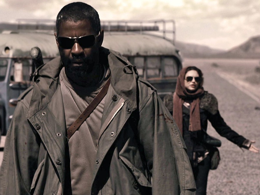 Als einer der wenigen menschlichen Überlebenden schlägt sich Eli (Denzel Washington) durch eine zerstörte Welt. (Bild: RTLZWEI)