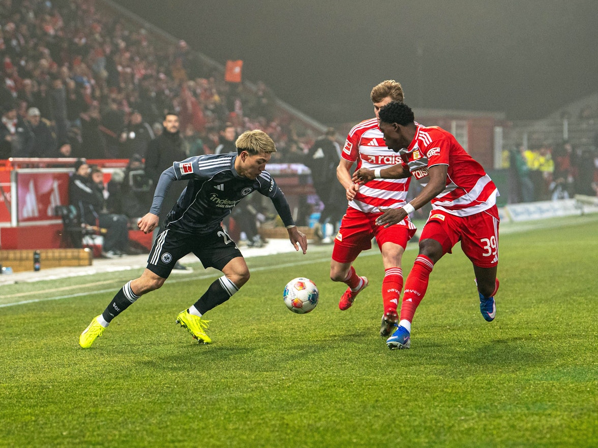 Ritsu Doan (l.), Aljoscha Kemlein (M.) und Derrick Köhn kämpfen um den Ball.